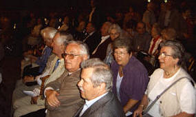 Herbert Soyka, Willi Reck, Gerhard Bosk und Günter Woyzechowski - dahinter die Ehefrauen von Willi Reck und Günter Woyzechowski bei der Großkundgebung in der Deutschlandhalle