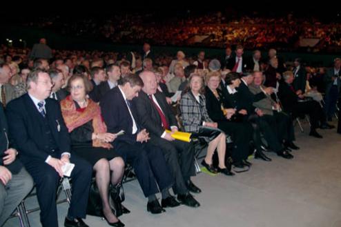 Prof. Dr. Georg Milbradt, Ministerpräsident des Freistaates Sachsen (mit gelbem Heft) mit Mitgliedern dese Bundesvorstandes der LO