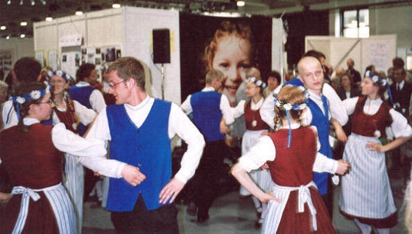 Die Tanzgruppe Saga Barternstein auf dem BJO-Stand