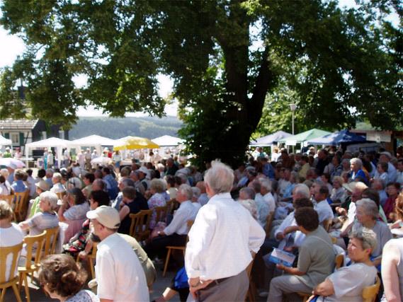 Der Schloßplatz während der LO-Kundgebung - im Hintergrund rechts die beiden BJO-Stände