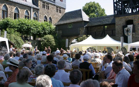 Der Schloßplatz während der LO-Kundgebung
