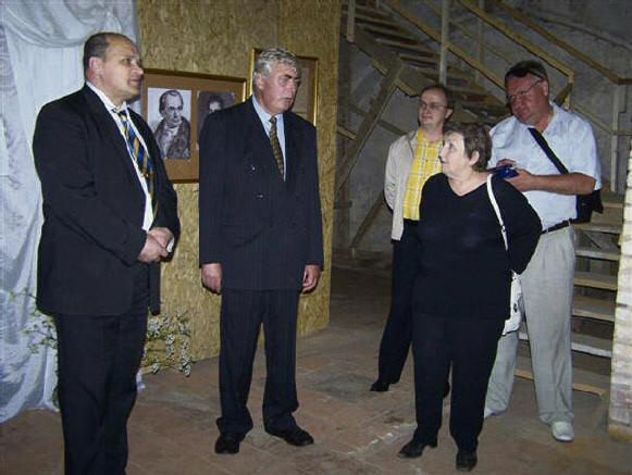 Partner in der Kirche von Arnau: Sergej A. Jakimov (l.) vom Gebietsmuseum und Walter Rix (M.) vom Kuratorium. - Foto: Janne Neumann