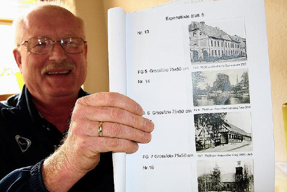 Heinz-Hermann Rottmann mit einer Liste von Exponaten, die er demnächst nach Gusev transportieren wird. Hier sind einige alte Ansichten jener Stadt zu erkennen, die zu deutschen Zeiten Gumbinnen hieß