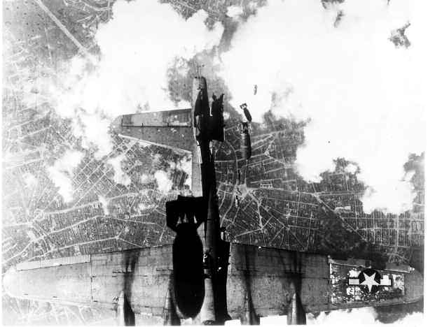 Unter Eigenbeschuss (friendly fire) geraten: Eine US-amerikanische Boeing B-17 „Flying Fortress“ am 19. Mai 1944 über Berlin