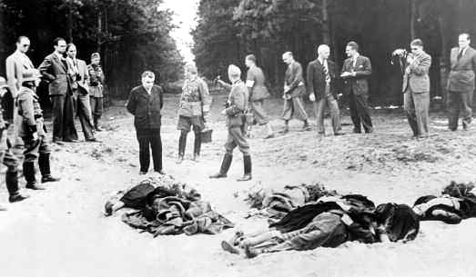 Ausländische Journalisten machen sich ein Bild von den Spuren des Gräuels: Leichen von am „Bromberger Blutsonntag“ ermordeten Volksdeutschen
