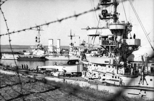 Die deutschen Linienschiffe „Schleswig-Holstein“ und „Schlesien“ im Hafen von Danzig (September 1939) Foto: Wikimedia/Bundesarchiv