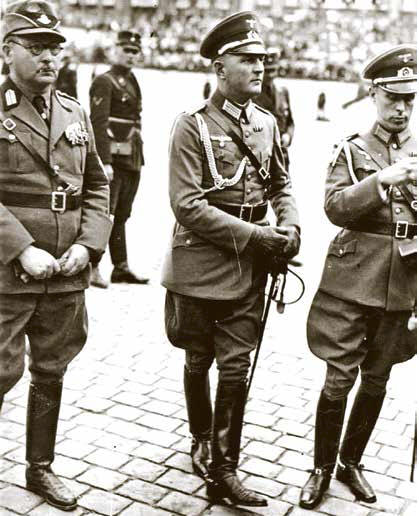 Friedrich Hoßbach (M.) als Hitlers Adjutant 1934: Territorialrevisionismus mit Ziel der Wiederherstellung des 1806 aufgelösten Reiches.