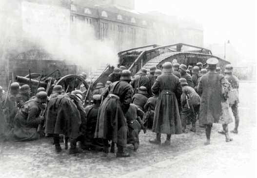 Selbst schwere Waffen wie Panzer kamen im Huserkampf zum Einsatz: Bei Kmpfen gegen aufstndische Arbeiter im Scheunenviertel gehen regierungstreue Soldaten hinter einem im Krieg erbeuteten britischen Mark IV in Deckung.