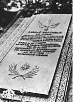 Von Kommunisten zerstrt: Grabplatte auf dem Invalidenfriedhof.