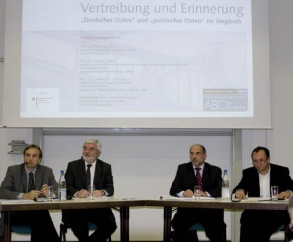 Das Podium im INSTITUT FÜR DEUTSCHE SPRACHE (IDS) - v.l.n.r.: Prof. Dr. Manfred Kittel, Prof. Dr. Ludwig Eichinger, Prof. Dr. Dieter Bingen und Prof. Dr. Robert Traba - Foto: © radio-luma