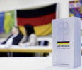 Foto: Vor allem Minderheiten-Vertreter beschweren sich: Deutsch im Grundgesetz würde sie diskriminieren.