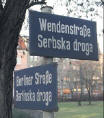 Foto: Großzügig: In Cottbus sind alle Straßenschilder zweisprachig deutsch und niedersorbisch, obwohl weniger als ein Prozent der Cottbuser Sorbisch sprechen.