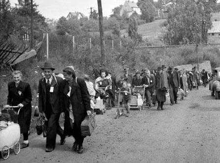 Sudetendeutsche auf dem Weg zum Bahnhof in Liberec (Bild: AP Archiv)