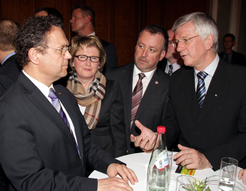 Im Gespräch mit Bundesinnenminister Hans-Peter Friedrich (links): Dr. Bernd Fabritius (Bildmitte) neben Christian Knauer.