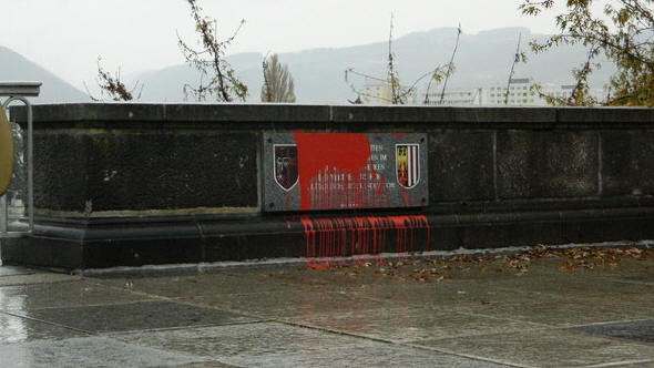 Sudetendeutsche Gedenktafel in Linz beschmiert