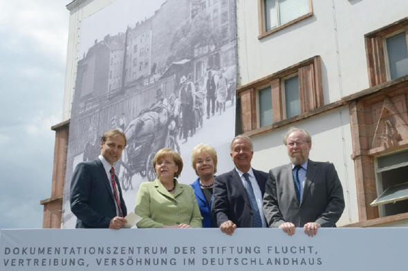 Vor anderthalb Jahren, beim Baubeginn des Dokumentationszentrums der Stiftung Flucht, Vertreibung, Vershnung, war die Welt noch in Ordnung: Stiftungsdirektor Manfred Kittel, Bundeskanzlerin Angela Merkel (CDU), die damalige Prsidentin des Bundes der Vertriebenen, Erika Steinbach, Kulturstaatsminister Bernd Neumann (CDU) und Bundestagsvizeprsident Wolfgang Thierse (SPD).