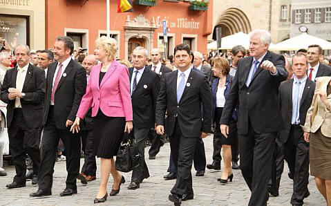 BdV-Vizepräsident Dr. Bernd Fabritius, MdB (Zweiter von links), schreitet beim Heimattag 2013 in Dinkelsbühl an der Seite von BdV-Präsidentin Erika Steinbach, MdB, zur Festkundgebung vor der Schranne, begleitet von Rumäniens Außenminister Titus Corlăţean und Bayerns Ministerpräsident Horst Seehofer (Dritter und Vierter von links). Foto: Eric Scherer.