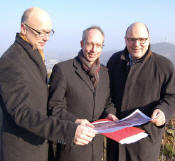 Machten sich vor Ort ein Bild von den anstehenden Arbeiten an der Ringterrasse: (v.l.) Bernd Hedtmann, Matthias Lb und Steffen Kampeter. MT-Foto: Carsten Korfesmeyer