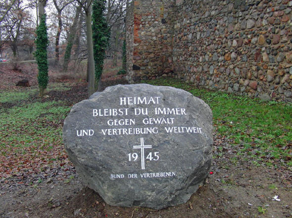 Der Gedenkstein befindet sich an der Stadtmauer bei der Groen Wollweberstrasse.