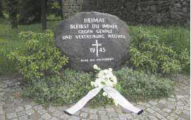 Nach zwei Schndungen wurde der Gedenkstein zu Pfingsten aufwendig wieder hergestellt.