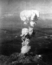 Nach dem Abwurf und der Zündung der Bombe: Atompilz über Hiroshima