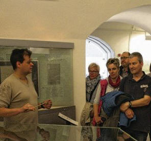 Sonderschicht: Marcus Stickdorn fhrte die zahlreichen Besucher durch die Ausstellung. Foto: Martin Steffen