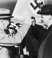 Reichsauenminister Joachim von Ribbentrop (rechts) vor der Unterzeichnung des Hitler-Stalin-Paktes im Jahr 1939