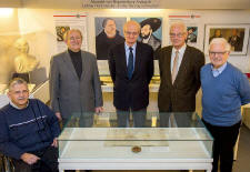 Lorenz Grimoni (Mitte) nimmt mit seinen Mitstreitern Viktor Napierski, Reinhard Trautwein, Wolfgang Richter-Reichhelm und Horst Warthun (v.l.) Abschied vom Museum Stadt Knigsberg.