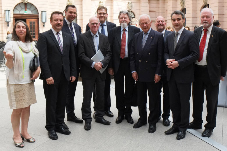 Gruppenfoto mit Bundestagsprsident (v.l.n.r.): Dr. Maria Werthan, Dr. Bernd Fabritius MdB, Stephan Mayer MdB, Prof. Dr. Norbert Lammert MdB, Steffen Hrtler, Milan Horček, Reinfried Vogler, Hartmut Koschyk MdB, Stephan Rauhut und Albrecht Schlger.