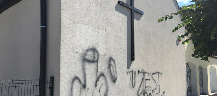 Die durch Vandalismus beschdige Fassade der ev. Kirche in Bialla (Gehlenburg) - Foto: Pfr. Marcin Pysz