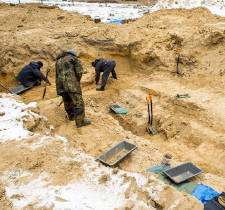 Die Gebeine eines Toten werden am 09.02.2017 in einem Massengrab nahe der Stadt Torun in Polen [Thorn / Westpr.] freigelegt. Mehr als 1.700 Soldaten aus dem Zweiten Weltkrieg sind dort geborgen worden. Es seien berwiegend Deutsche, wie an den Erkennungsmarken zu sehen sei, sagte ein Mitarbeiter von der fr die Exhumierungen zustndigen Stiftung Gedenken in Warschau.