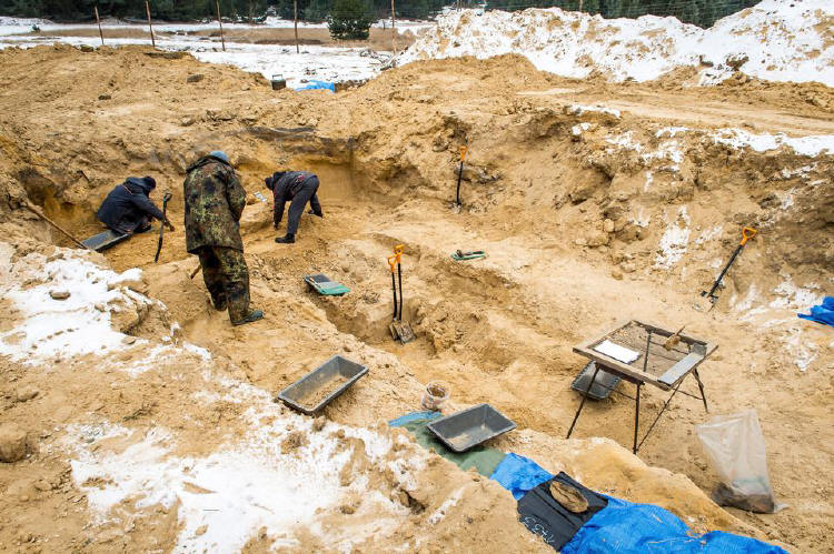 Die Gebeine eines Toten werden am 09.02.2017 in einem Massengrab nahe der Stadt Torun in Polen [Thorn / Westpr.] freigelegt. Mehr als 1.700 Soldaten aus dem Zweiten Weltkrieg sind dort geborgen worden. Es seien berwiegend Deutsche, wie an den Erkennungsmarken zu sehen sei, sagte ein Mitarbeiter von der fr die Exhumierungen zustndigen Stiftung Gedenken in Warschau.