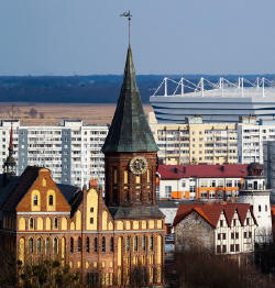 Blick auf den Knigsberger Dom aus dem 14. Jahrhundert und das fr die Fuball-Weltmeisterschaft 2018 gebaute Stadion  im russischen Kaliningrad, dem ehemaligen Knigsberg. (imago/ITAR-TASS)