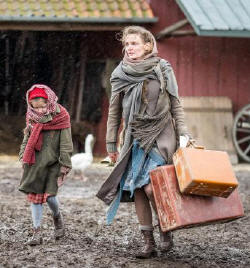 Im Film erreicht die kleine Vera (Emilia Kowalski, l.) mit ihrer Mutter Hildegard von Kamcke (Birte Schnink) nach der Flucht den Hof im Alten Land