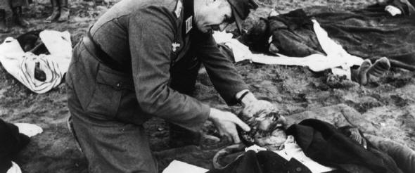 Ein Wehrmachtsoldat untersucht die Leiche eines getteten Flchlings bei Nemmersdorf Foto: picture allaince/akg-images