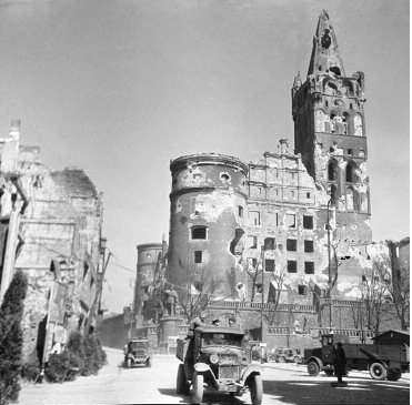 Auch dieses historische Gebude in Knigsbergs Innenstadt war nach den britischen Terrorangriffen vom August 1944 nur noch ein Ruine: Das Knigsberger Schloss - Bild: PAZ-Archiv