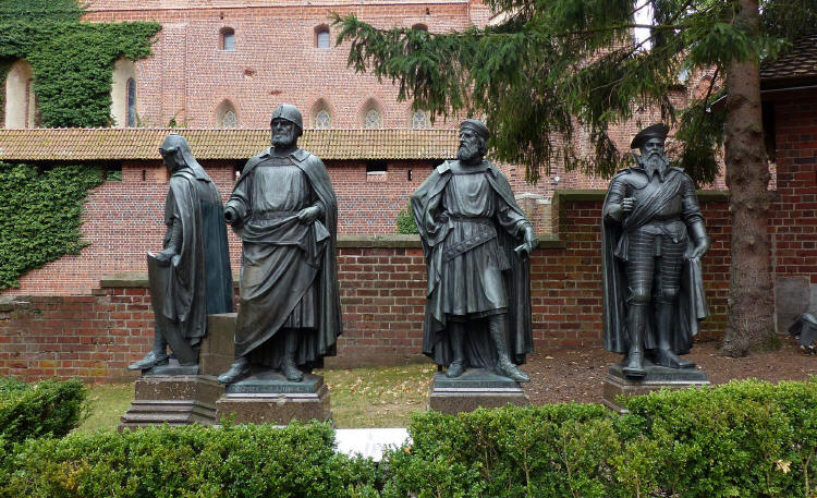 Statuen der bedeutendsten Hochmeister des Orden im Innenhof der Marienburg (Salza, Feuchtwangen, Kniprode, Albrecht) - zur Veegrößerung anklicken! Statuen der bedeutendsten Hochmeister des Orden im Innenhof der Marienburg (Salza, Feuchtwangen, Kniprode, Albrecht) - zur Veegrößerung anklicken!