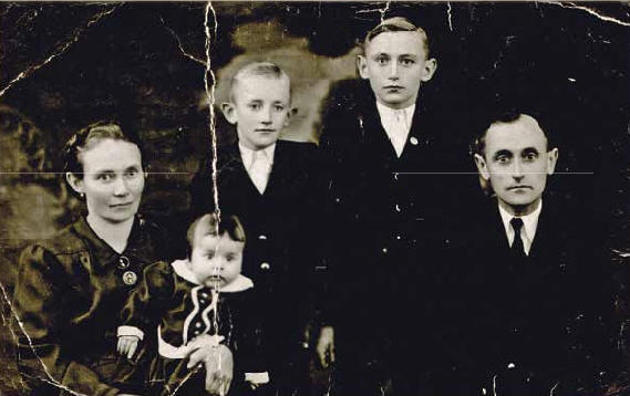 Das letzte gemeinsame Familienfoto: Die Eltern Glas mit ihren Kindern Karl, Fritz (Mitte) und Erna