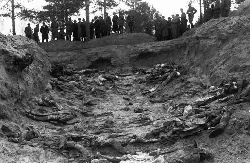 Wald von Katyn im April 1943: Untersuchungskommission an einem geffneten Massengrab.