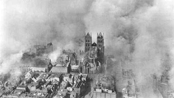 Nach der Bombardierung in der Nacht vom 28. auf den 29. Mrz 1942: Das Viertel um die Lbecker Marienkirche