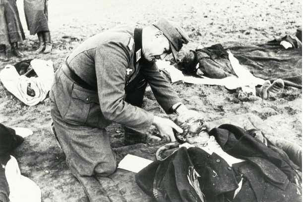 Nach der kurzfristigen Rckeroberung Nemmersdorfs: Ein Wehrmachtssoldat untersucht die Leiche eines getteten Flchtlings