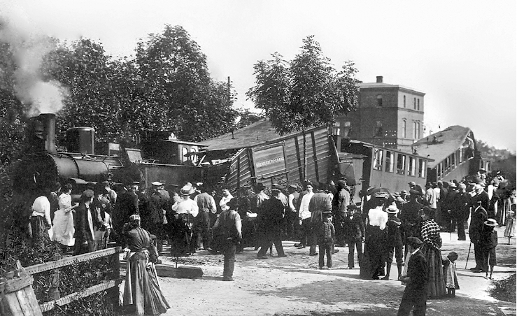 Schaulustige in Cranz: Der Unfall ereignete sich am 27. Juni 1906 um 14.42 Uhr. Der aus Knigsberg kommende Personenzug fuhr zu schnell in den Bahnhof hinein. Auch ein Prellbock stoppte die Maschine nicht, die erst auf dem Vorplatz zum Stehen kam. Bei diesem Unfall starben zwei Personen und 13 weitere wurden verletzt, Lok und Zuggarnitur wurden schwer beschdigt.