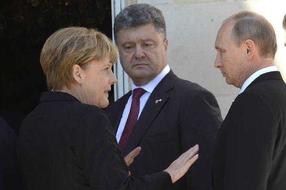 Bundeskanzlerin Angela Merkel mit dem ukrainischen Prsidenten Petro Poroschenko und dem russischem Prsidenten Wladimir Putin Foto: picture alliance / dpa