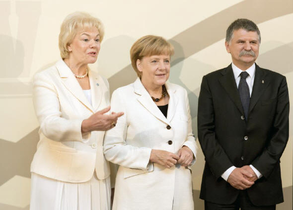 Tag der Heimat: Erika Steinbach, Angela Merkel und Lszl Kvr: Ehrung fr die Kanzlerin Foto: dpa