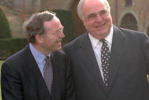 Wilfried Martens (l.) und Helmut Kohl (r.) im Gesprch. Beide hatten ein eher weniger erfreuliches Treffen mit Polens Parteichef Kaczynski