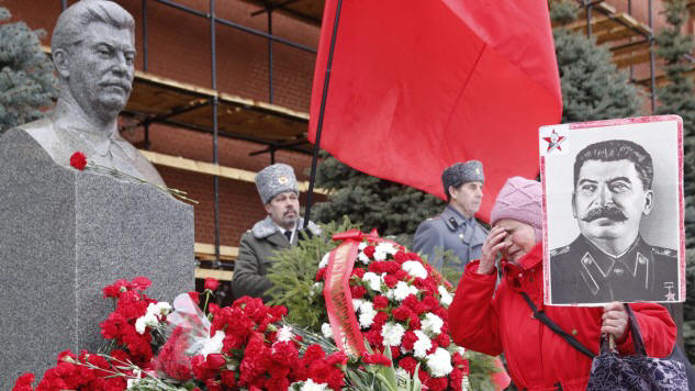 Eine Frau trauert zum Todestag Josef Stalins am 5. Mrz 2016 an seinem Grab an der Kremlmauer. (dpa / picture alliance / EPA / Sergei Ilnitsky)