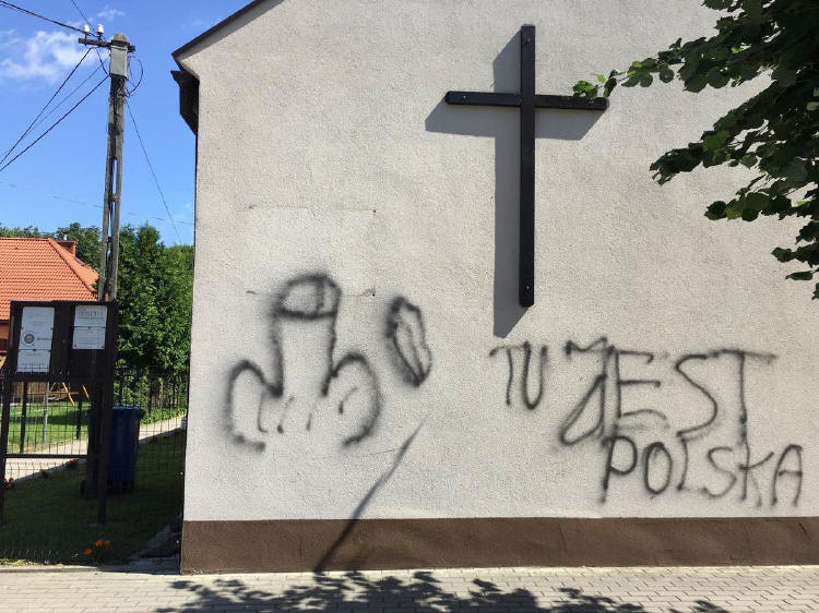 Die durch Vandalismus beschdige Fassade der ev. Kirche in Bialla (Gehlenburg) - Foto: Pfr. Marcin Pysz