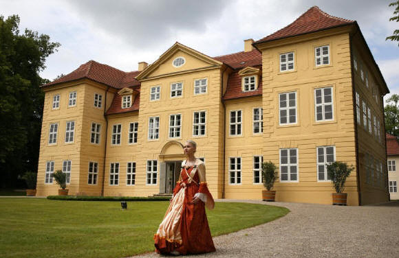 Das Rokoko-Schloss Mirow wurde vom Land Mecklenburg-Vorpommern seit 2005 fr etwa acht Millionen Euro saniert. Im Schloss wuchs unter anderem ...